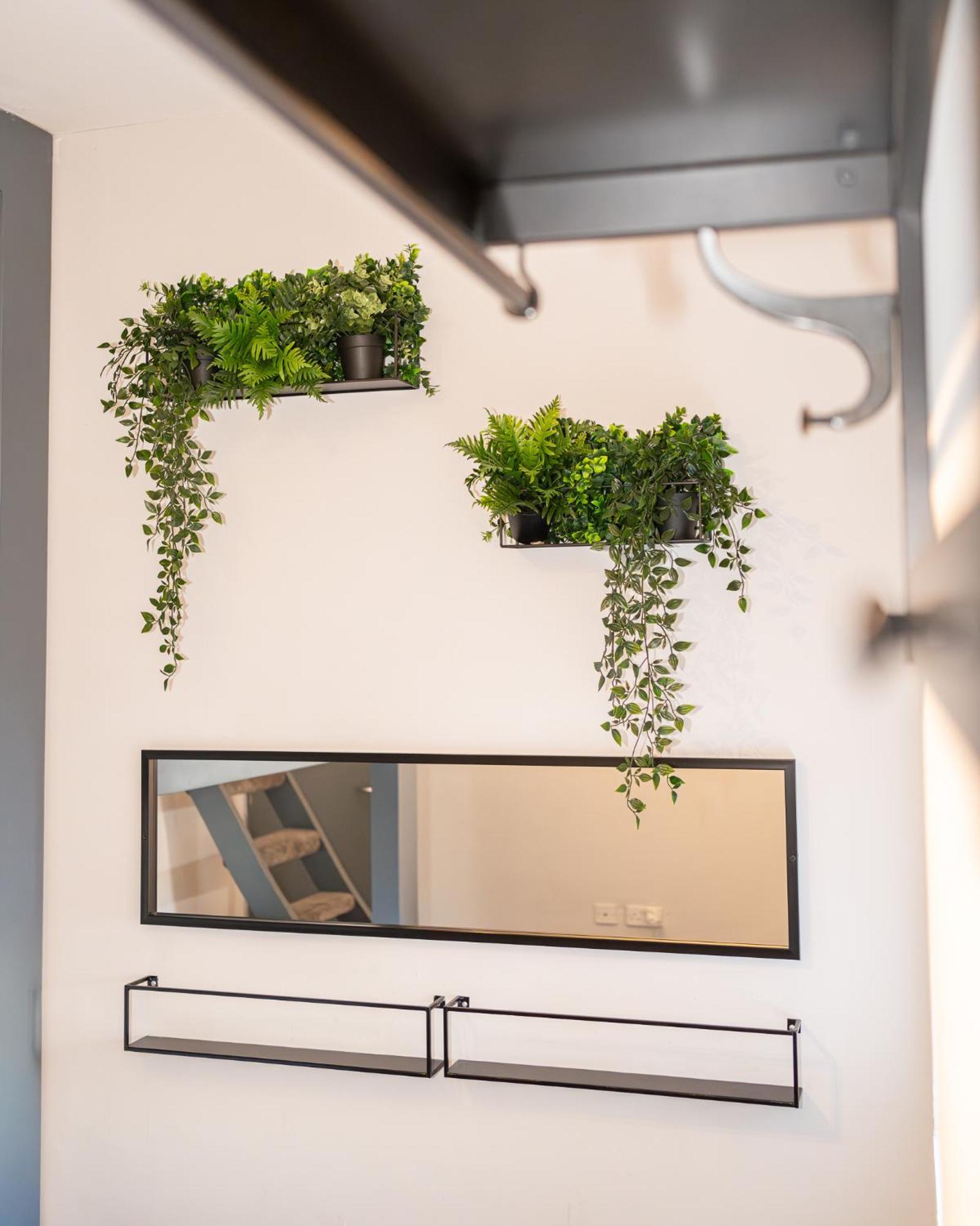 Charles Alexander Short - Vibe Apartment