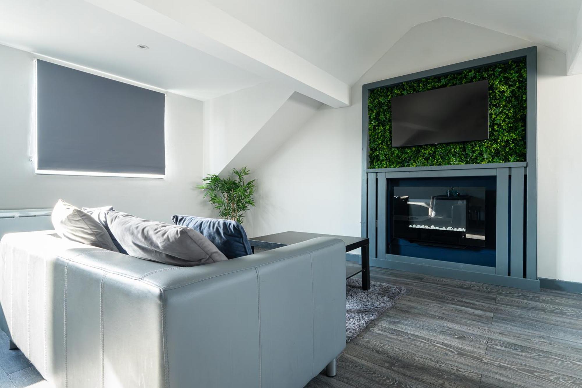 Charles Alexander Short - Vibe Apartment