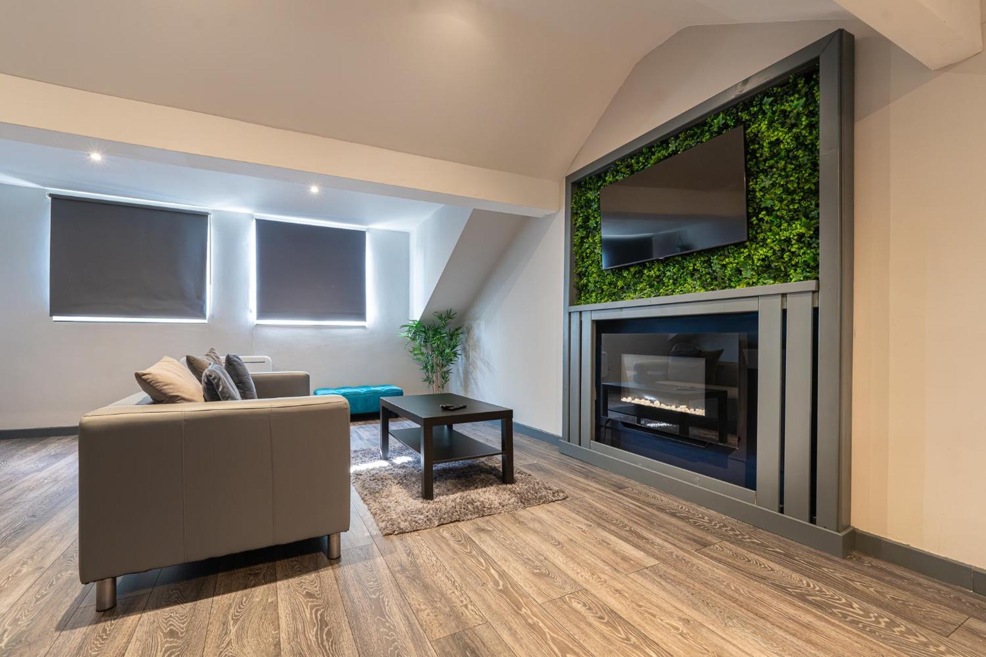 Charles Alexander Short - Vibe Apartment *
